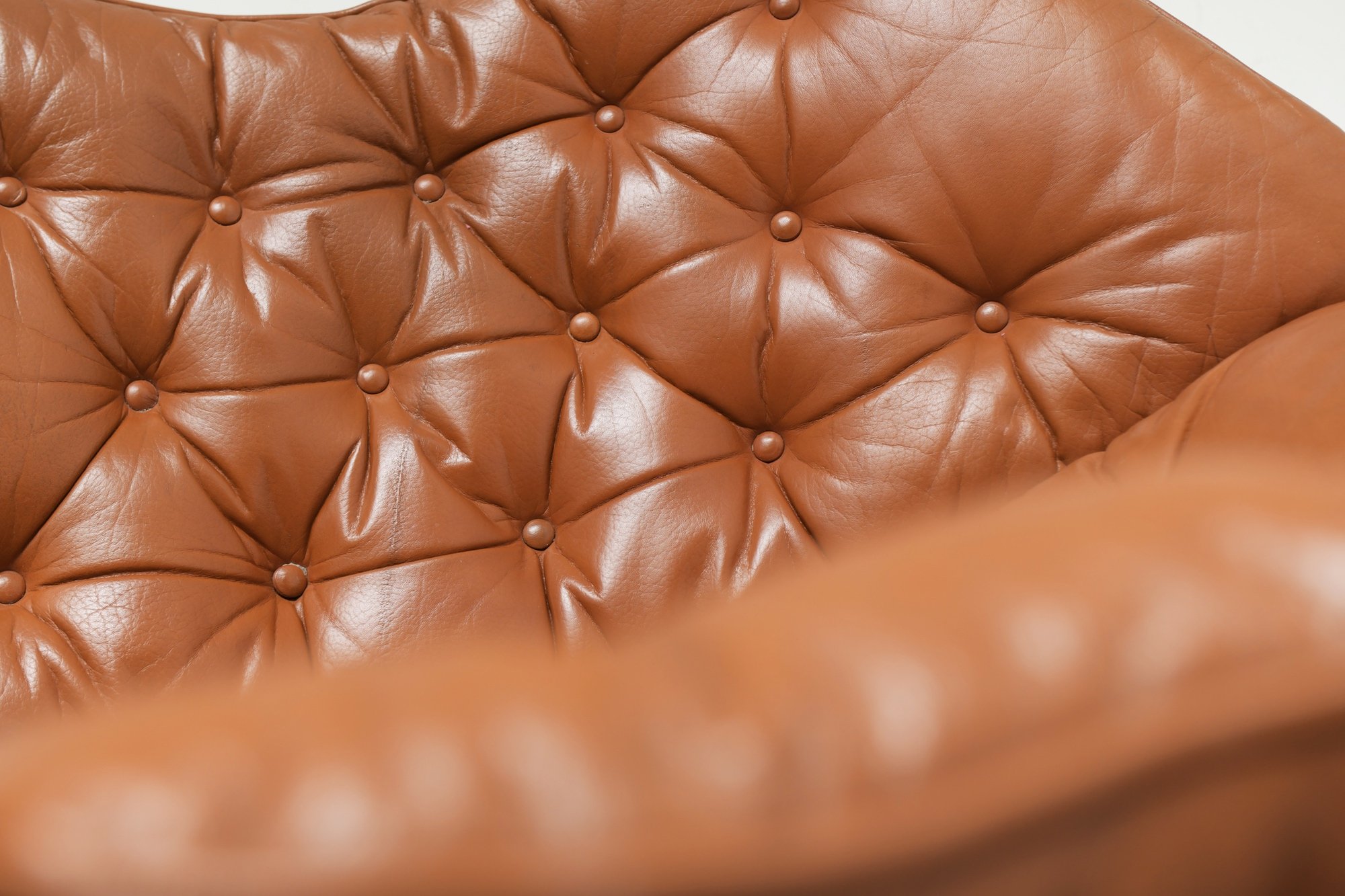 F 588 lounge chair in original cognac leather - Geoffrey F 588 lounge chair in original cognac leather - Geoffrey